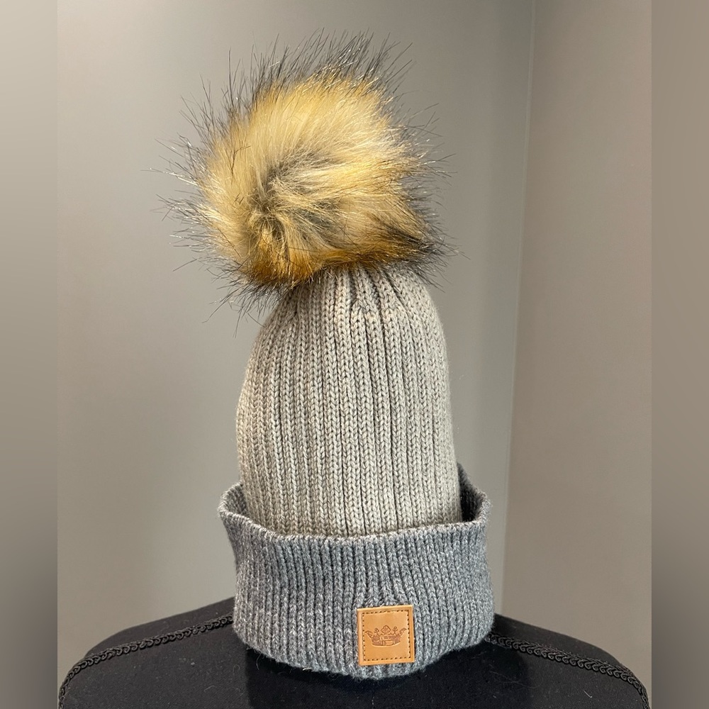 Womens cozy color block winter hat with faux fur